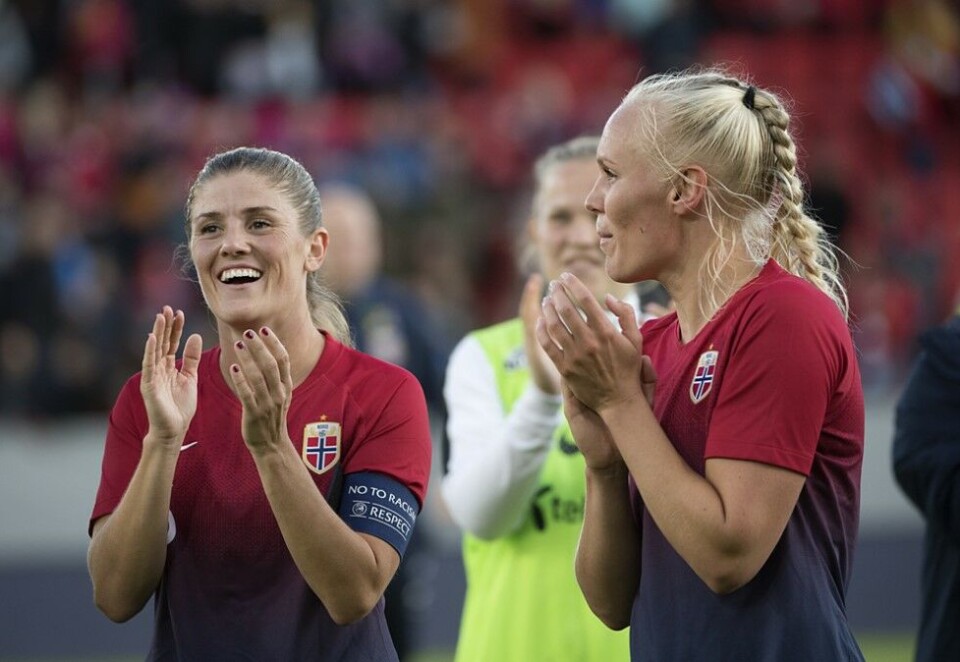 På Viaplay: Nent-gruppen skal vise alle kampene fra Fotball-VM for kvinner i 2023 på strømmetjenesten Viaplay og utvalgte kamper på åpne TV-kanaler. Her jubler Chelsea-profilene Maren Nævdal Mjelde (til venstre) og Maria Thorisdottir for 2-1 seier mot England på Brann Stadion i fjor. Foto: Marit Hommedal / NTB
