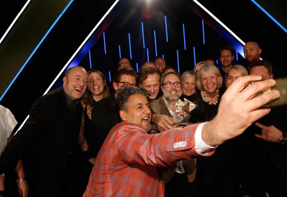 Vinner-selfie: Barne-, ungdoms- og familiedirektoratet gikk til topps i årets reklamefilmkonkurranse på TV 2. Filmen handler om behovet for fosterhjem og vinneren fikk prisen av den nye kulturministeren Abid Raja som selv har tre fosterbarn. Foto: Eivor Eriksen.