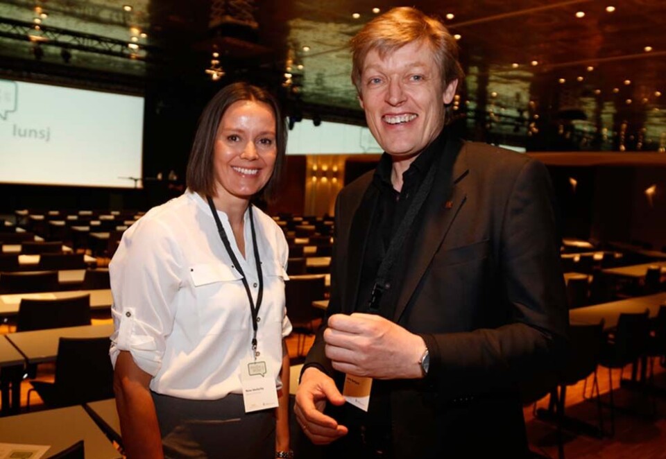 Bedre tider: Under Medieleder-konferansen i Bergen møtte Egmont-sjefen Nina Vesterby medieforskeren Jens Barland. Det var i 2019 og det var lite som handlet om kutt den gangen. Foto: Eivor Eriksen.