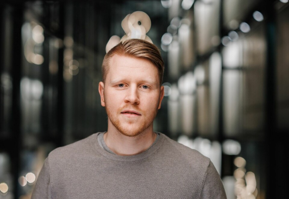 Ser til Danmark: Fredrik Fornes opplevde aldersdiskriminering på nært hold da moren hans var på jobbjakt. Nå ønsker han at fødselsdato fjernes fra rekrutteringsprosesser. Foto: Øyvind Ganesh Eknes