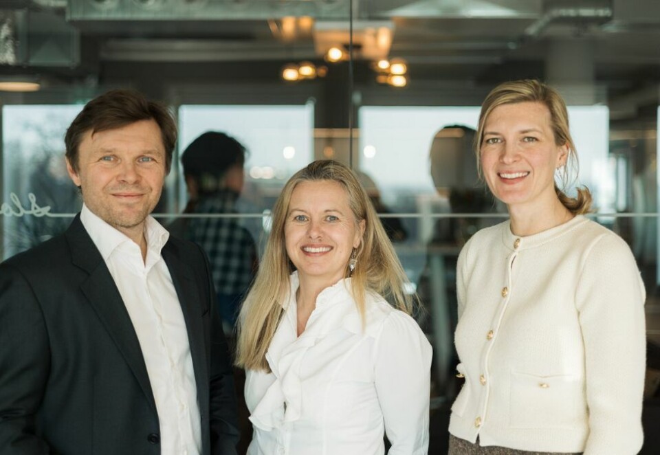 Får tillit: Axel Revheim (f.v.) og Anette Jamtvedt (t.h.) i Nucleus, overbeviste Ikea med analyseproduktet Tillitsanalysen. Byrået blir dermed strategisk kommunikasjonspartner for møbelhuset og kommunikasjonsdirektør Helen Løken (i midten). Foto: Nuclues/Ikea