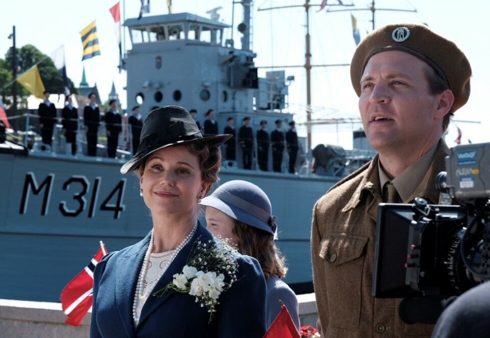 Kan stikke av med prestisjetung pris: Skuespillerne Sofia Helin og Tobias Santelmann spiller kronprinsesse Märtha og kronprins Olav i NRK-serien Atlantic Crossing, som nå er nominert til Emmy. Foto: NRK