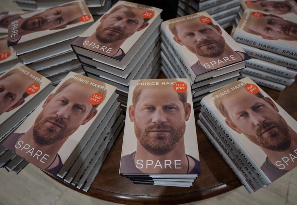 Salgsrekord: Selvbiografien går unna så det suser internasjonalt, men ingen norske forlag har så langt kjøpt rettighetene til boken der prins Harry bretter ut en rekke private avsløringer om det indre livet i det britiske kongehuset.