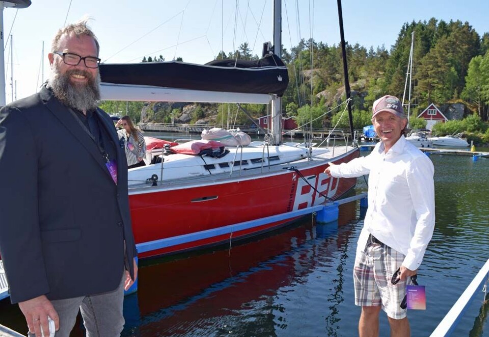 Døper om båten: Konsernsjefen i Dentsu Aegis Network Norway, Paal Fure, kan smile over at Red-grunnlegger allerede har fått malt på Dentsu X-logoen på firmaets seilbåt. Nå skal selskapet hete Red Dentsu X.