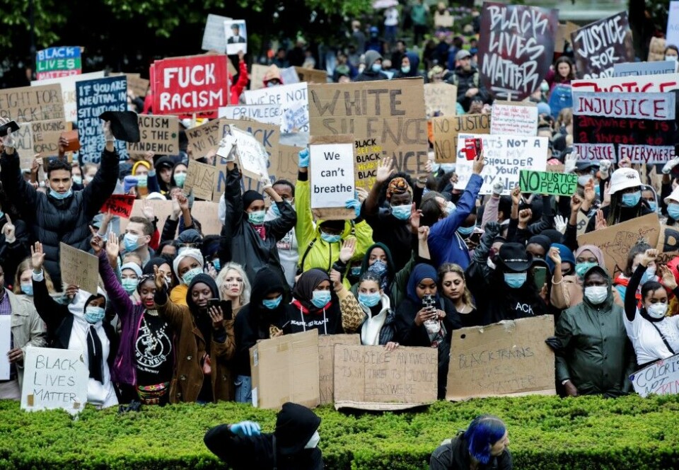 Black Lives Matter-demo i Oslo: Etter drapet å afrikansk-amerikanske George Floyd samlet folk seg til en massiv Black Lives Matter-demonstrasjon i Oslo 5. juni i fjor. Et år etter – og 20 år etter drapet på Benjamin Hermansen i Oslo – sender NRK det antirasistiske programmet «Hev stemmen». Foto: NTB