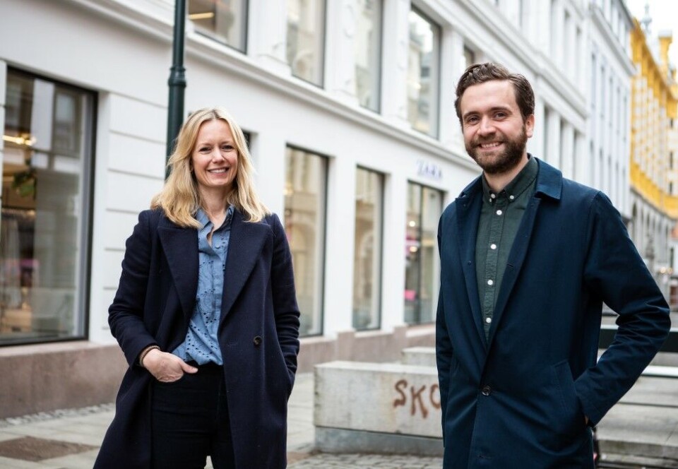 Fornøyde med nyansettelse: Leder i Try Innhold, Lene Vintervoll, sammen med nyansatte Jonas Sverrisson Rasch. Han blir innholdsredaktør og rådgiver i Try Innhold. Foto: Try