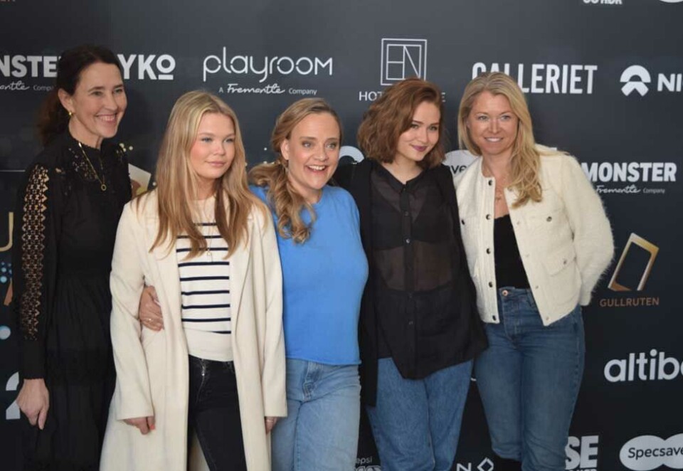 Ny storfangst: «Pørni» er nok en gang nominert til flere Gullruten-priser, og igjen kan hovedrolleinnehaver og hjernen bak serien, Her Henriette Steenstrup (i midten sammen med Tanya Nanette Yildiz Badendyck i Viaplay med flere av seriens skuespillere. Foto: Øyvind Hofsrud.