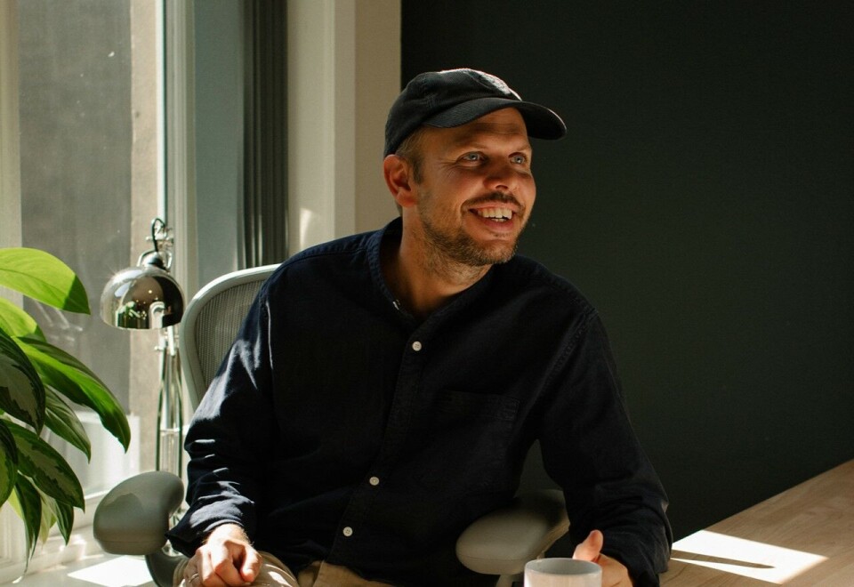 Byråleder: Markus Ivan Johansson, byråleder i Brunch Oslo, håper på et positivt resultat i 2023 og at lønnskuttene bidrar til dette. Hvis Brunch blir lønnsomme og effektive med firedagers arbeidsuke, så vil de fortsette med det, også med full lønn, sier byrålederen. Foto: Anna Torst Saatvedt