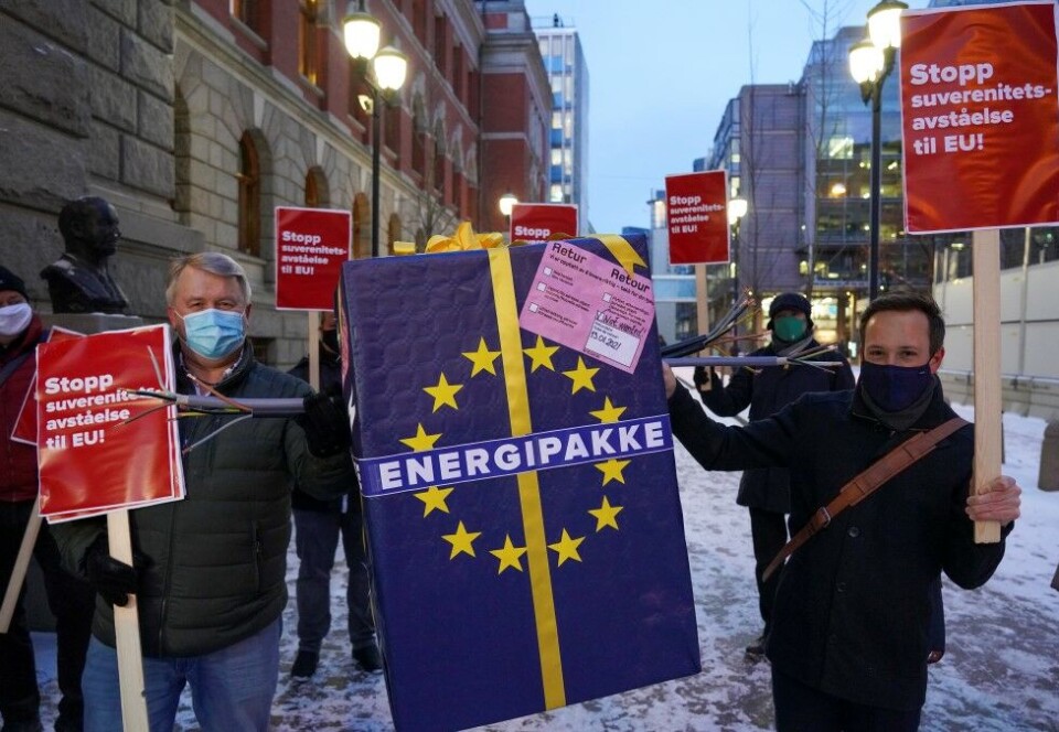 Utenfor Høyesterett: Fotoet er tatt i januar i år mens Nei til EU aksjonerte utenfor Høyesterett. Da startet behandlingen av Nei til EUs ACER-søksmål der det skal bli tatt stilling til om saken kunnen prøves for domstolene. Nå har NRKs manglende dekning av rettssaken som fant sted i Oslo Tingrett i begynnelsen av november fått nesten 200 klager hos Kringkastingsrådet. Foto: Ole Berg-Rusten / NTB