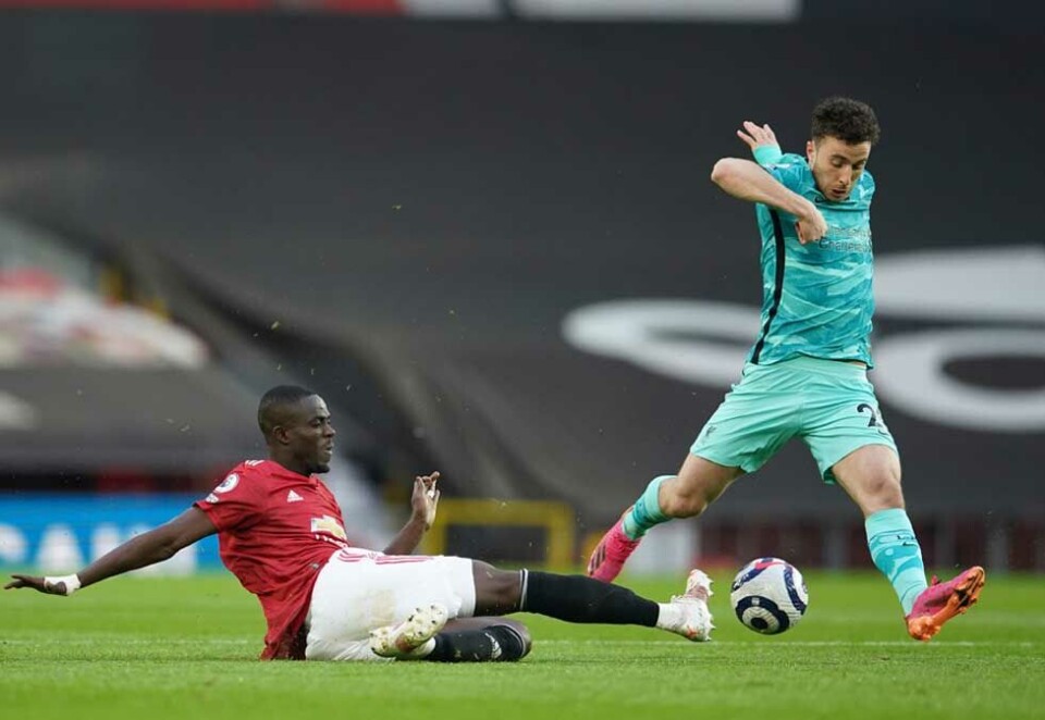 Blir dyrere og dyrere: Manchester United-fansen og Liverpool-supporterne må belage seg på å betale dyrt for å følge sine favorittlag til høsten. Her Uniteds Eric Bailly og Liverpools Diego Jota i søndagens toppkamp fra Premier League. Foto: NTB