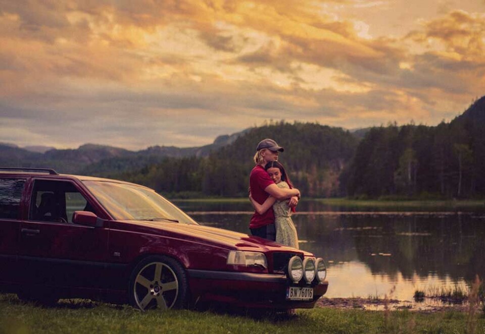 Farvel i solnedgang: De unge rånerne i «Rådebank» vant tv-seernes hjerter. Tredje sesong kommer over om noen uker og dermed skal det tas farvel med Hege (Maja Christiansen) og GT (Odin Waage). Foto: Max Emanuelson/Fenomen/NRK.