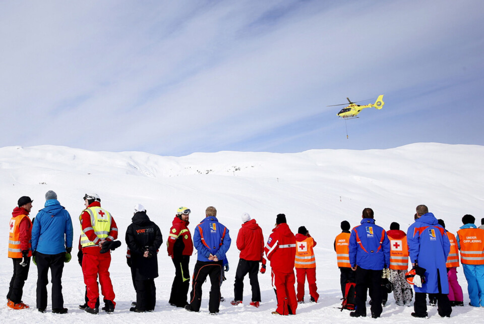 EFFEKTIVE: Et helikopter fra Norsk Luftambulanse deltar i en skredøvelse under åpningen av Røde Kors' nye testsenter for sende- og mottakerutstyr i Myrkdalen utenfor Voss i vinter, med Kronprins Haakon tilstede. Røde Kors og andre såkalte NGO-er er Norges mest effektive lobbygruppe, mener beslutningstagere som er spurt i en ny europeisk undersøkelse. Foto: HÅKON MOSVOLD LARSEN / NTB SCANPIX
