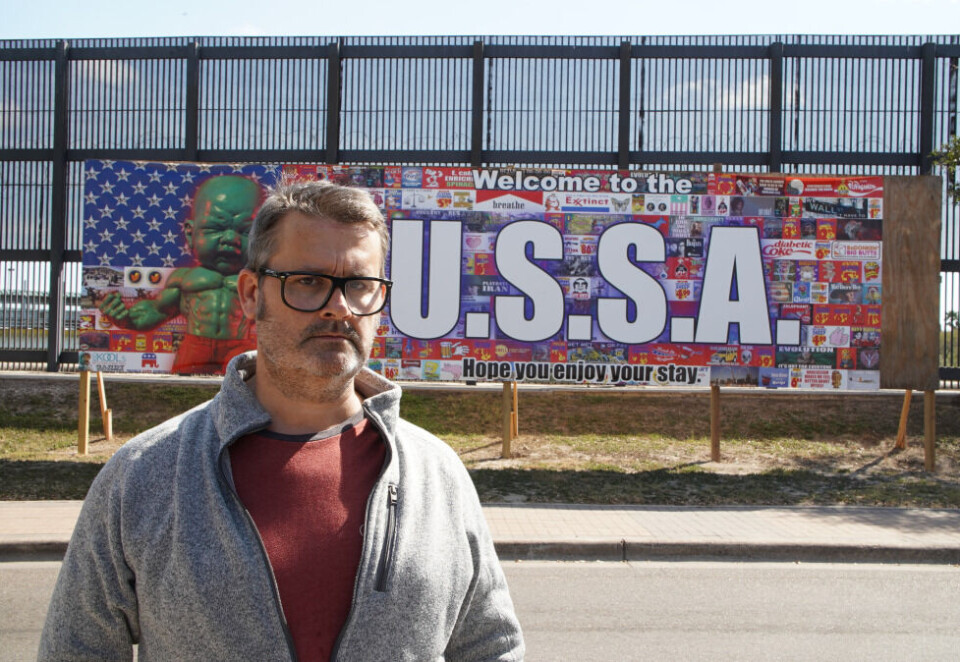 - Hektet: Thomas Seltzers «UXA» nærmer seg én million seere, men programlederen er ikke ferdig med USA. - Man blir jo litt hektet på dette sirkuset, sier Seltzer, her fotografert ved grensen til Mexico. Foto: Thomas Søbstad / NRK