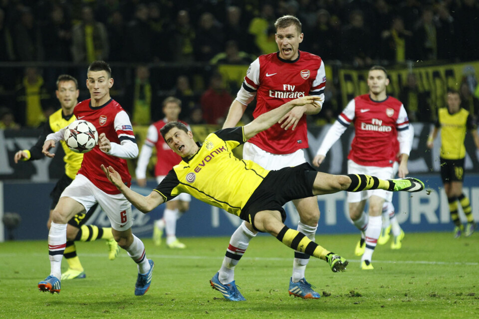 Bredbåndsfotball: Det britiske tv-markedet er inne i en rivende utvikling der aktører som BT, Sky og Virgin kjemper om internettkundene. Selskapene overgår hverandre i å tilby eksklusivt innhold som blant annet kamper fra Champions League. Her Arsenal og Borussia Dortmund. Foto: INA FASSBENDER