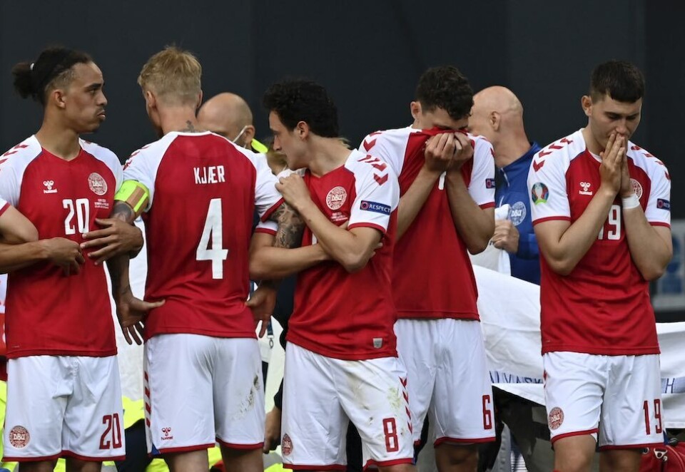 Dramatisk: Danmarks-spillere slår ring rundt Christian Eriksen mens han får legehjelp under gårsdagens lørdagens kamp mot Finland. Foto: Stuart Franklin/Pool via AP