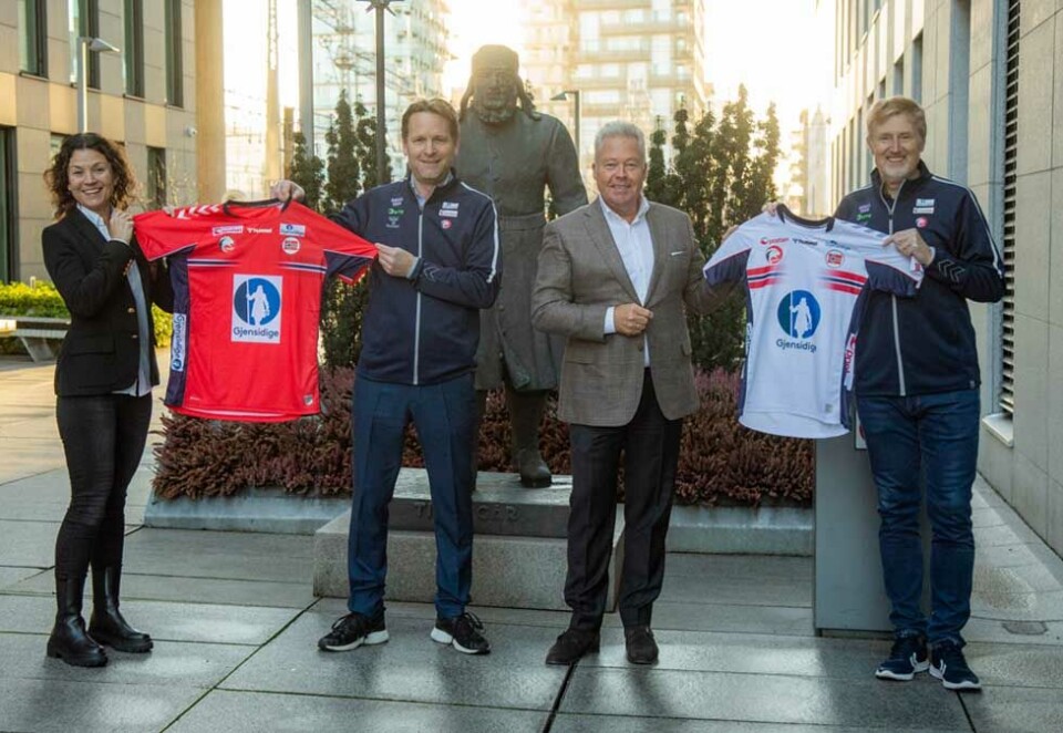Klar med sponsoravtale: Forsikringsgiganten Gjensidige er klar for fire nye år med håndballjentene. Fra venstre konserndirektør i Gjensidige, Janne Merethe Flessum, generalsekretær i Norges Håndballforbund Erik Langerud, konsernsjef i Gjensidige, Helge Leiro Baastad og kommersiell sjef i Norges Håndballforbund, Jan-Erik Aalbu. Foto: Thomas Brun / NTB Kommunikasjon.