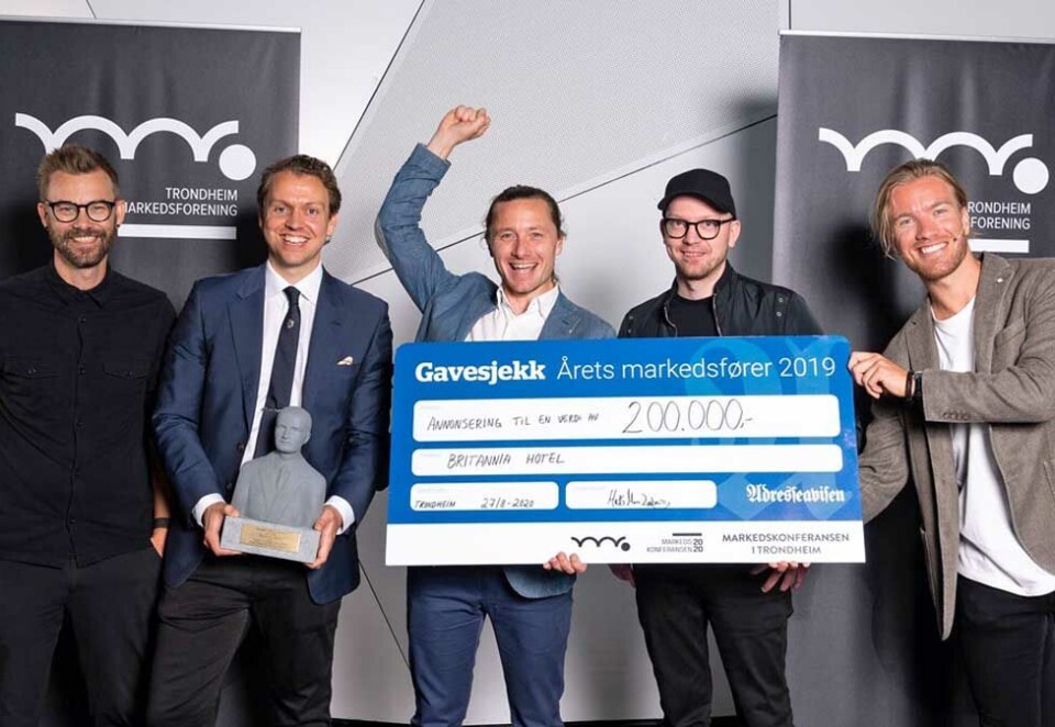 Glade prisvinnere: Under Markedskonferansen i Trondheim ble det klart at Britannia Hotel endte opp med prisen «Årets markedsfører» til glede for Stian Ward Bugten, Peter André Gjerde, Wil Lee Wright og Robert Dalen. Her sammen med Mats Muri Løberg, styreleder i TMF. Foto Magnus Hansen / Buckethaus.