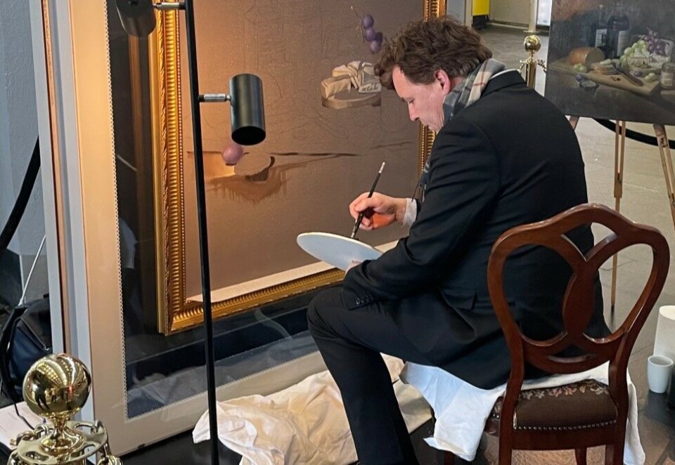 Kunstner: Thomas Klevjer, kunstner og kunstner-elev av Odd Nerdrum, sitter i dette øyeblikket og maler på Oslo S. Foto: Anti.