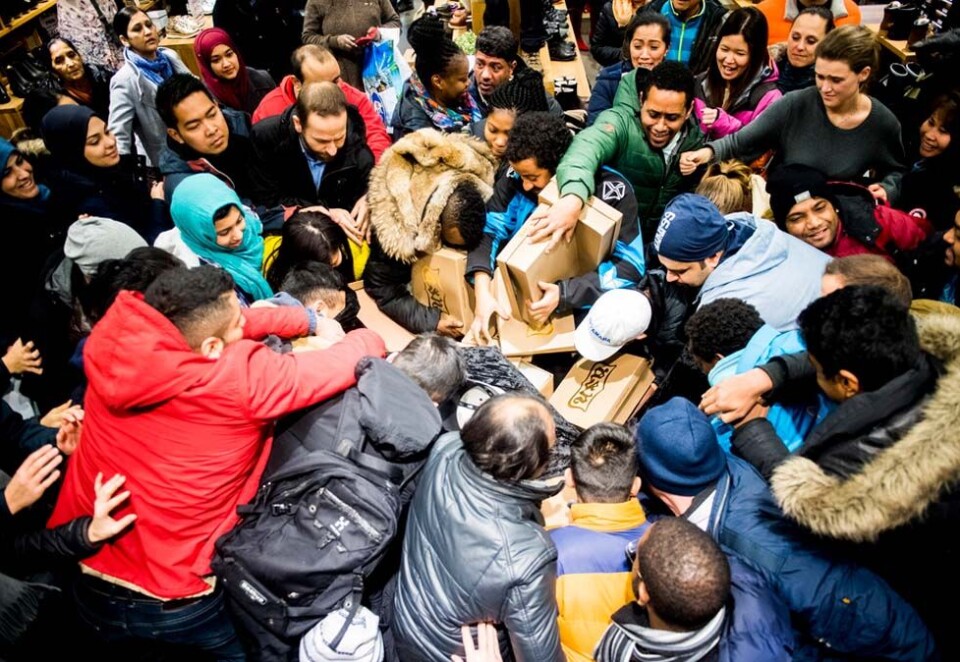 Ville tilstander: Norske forbrukere har til fulle omfavnet handledagen «Black Friday». Her fra fjorårets kaos på Norwegian Outlet utenfor Oslo. Foto: Scanpix