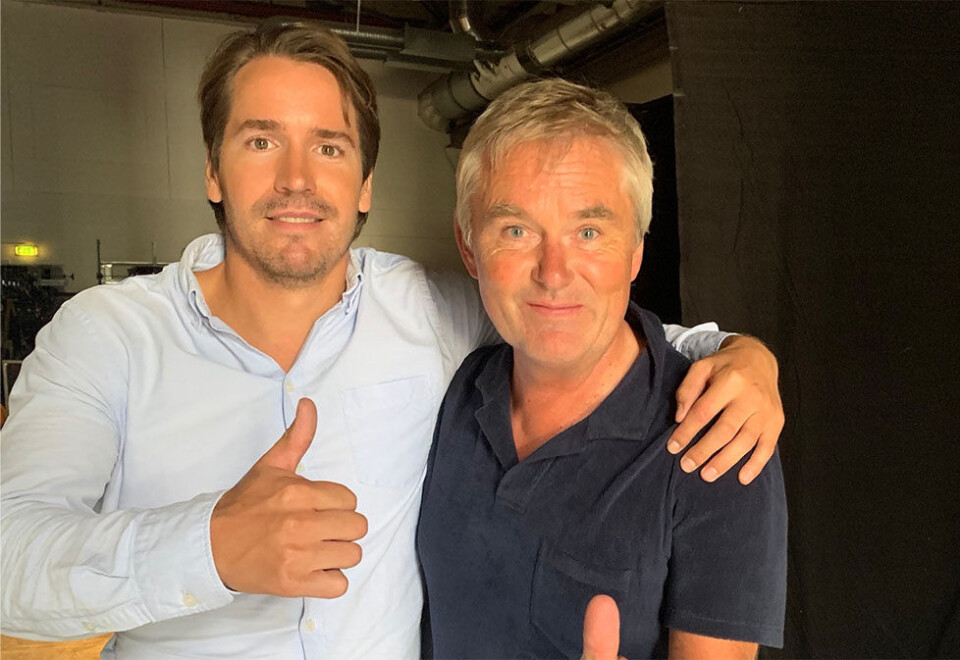 Klar for 11. sesong: Emil Hegle Svendsen har fire OL-gull, 12 VM-gull og 38 verdenscupseire. I fjor la han opp som skiskytter og nå er han klar for «Mesternes mester». Her står han med programleder Dag Erik Pedersen. Foto: NRK