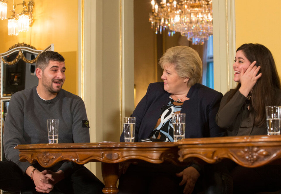 Får pris: Statsminister Erna Solberg i samtale med Leo Ajkic og Nancy Herz under lanseringen av regjeringens strategi mot hatefulle ytringer mandag ettermiddag i Oslo. Foto: Terje Bendiksby/NTB Scanpix.