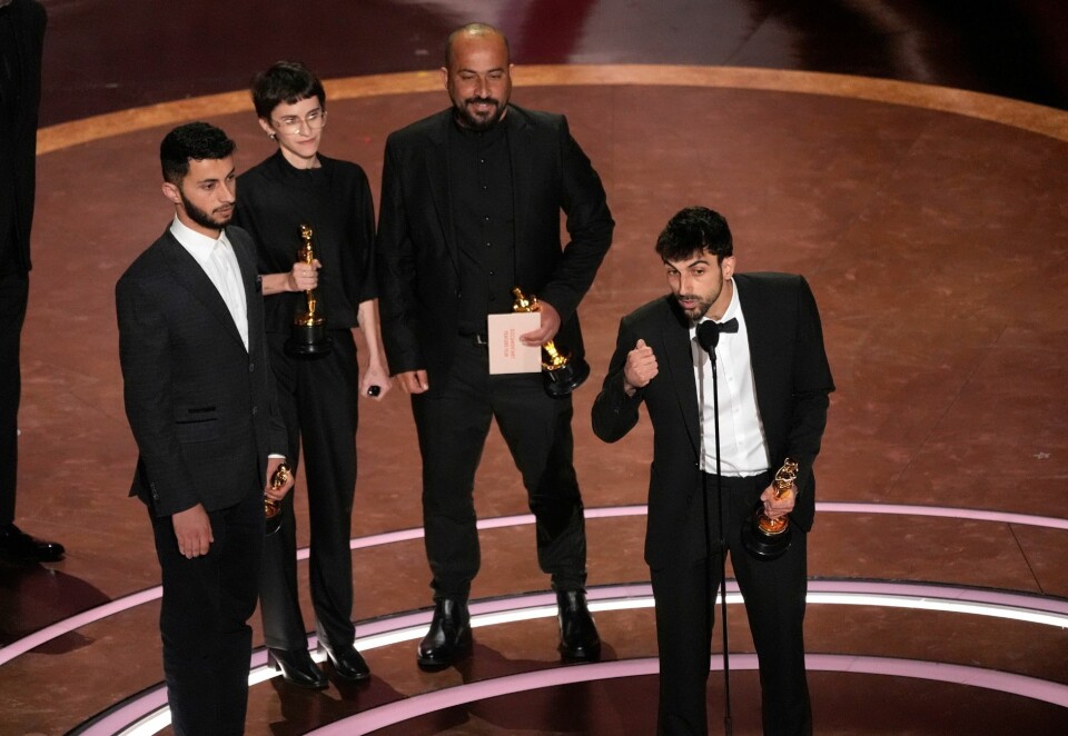 Vant: Fra venstre: Basel Adra, Rachel Szor, Hamdan Ballal og Yuval Abraham, tar imot prisen for beste dokumentarfilm til «No Other Land». Foto: AP Photo/Chris Pizzello