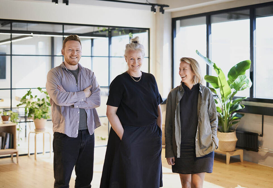Utvider med ny sjef: Snorre Martinsen med sin nye sjef og partner, Lise Schelvan (i midten) og medgründer Maja Folgerø. Foto: Simpleness/Jonas Driveklepp