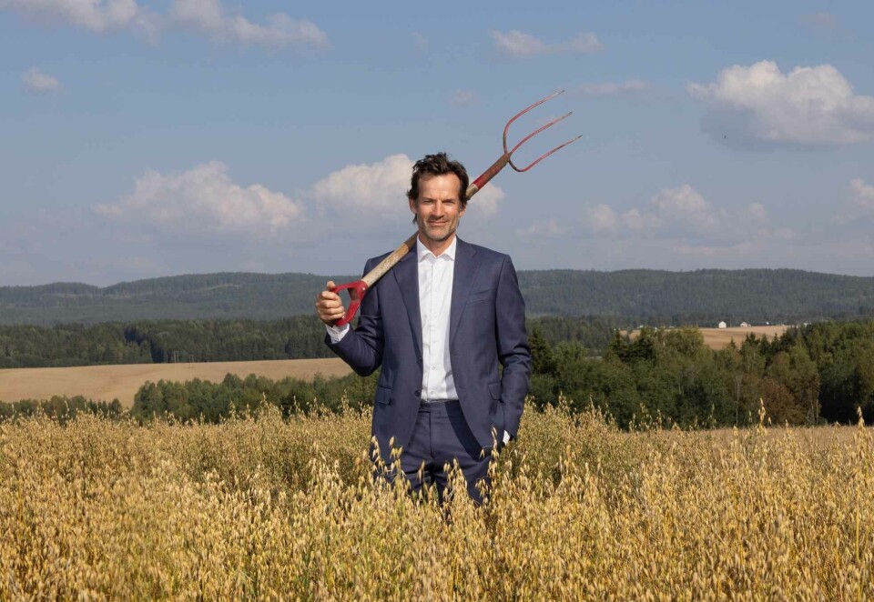 Miljøskifte: Jon Almaas har byttet ut TV-studioet med 250 mål med dyrket mark, men TV-kameraene er likevel ikke langt unna. Foto: Espen Solli