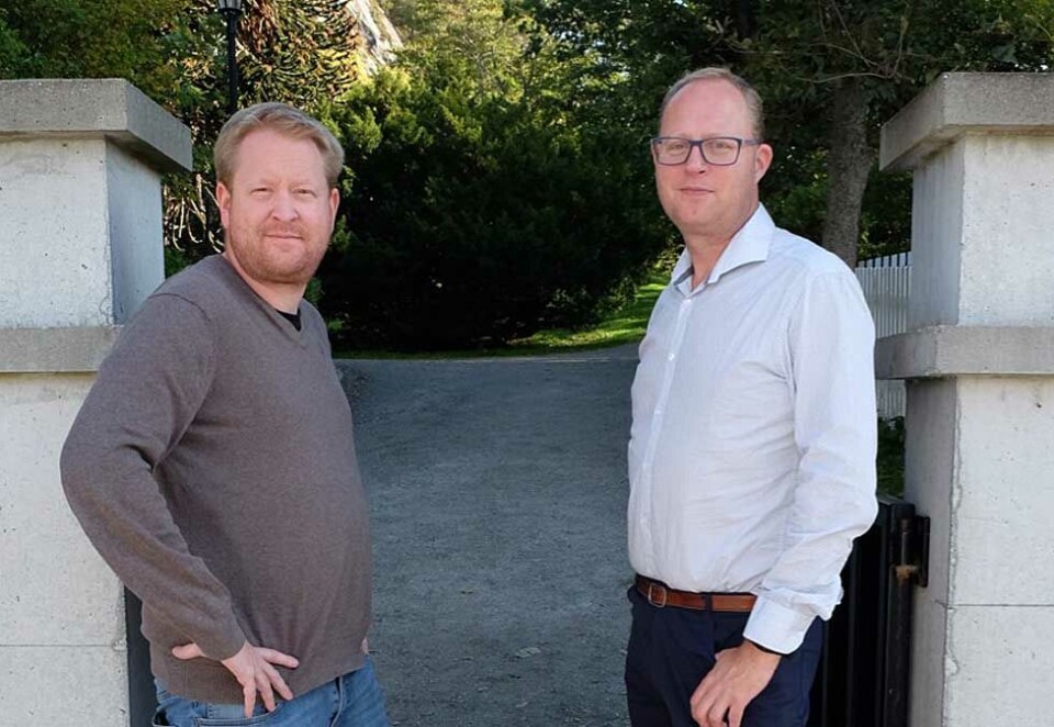 Ber om krisehjelp: Landslaget for lokalaviser ved Øystein Øygarden og Tomas Bruvik ber kulturministeren om krisehjelp på 150 millioner. I tillegg foreslår de to at stat og kommune kjøper annonser for 200 millioner kroner.