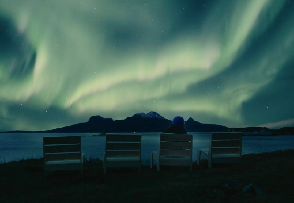 Første rad: I ett av flere «Front Row Seats», kan turister nyte en førsteklasses utsikt til verdens vakreste lysshow i Nord-Norge. Foto: Visit Norway/Nord DDB