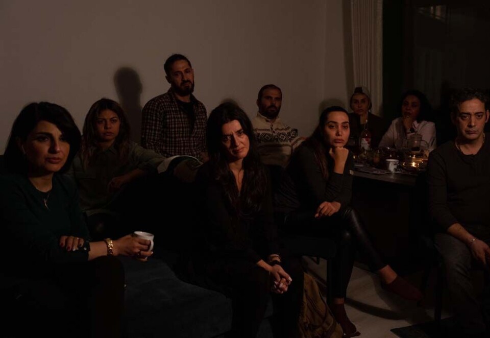 Årets bilde: I Oslo i eksil samles en rekke unge iranere for å trene på gateteater. Etter Mahsa Aminis død er de veldig triste, spesielt når de ser sårede iranske demonstranter på TV. Bildet av eksiliranerne ble tidligere i år kåret til «Årets bilde.» Foto: Javad Parsa / NTB