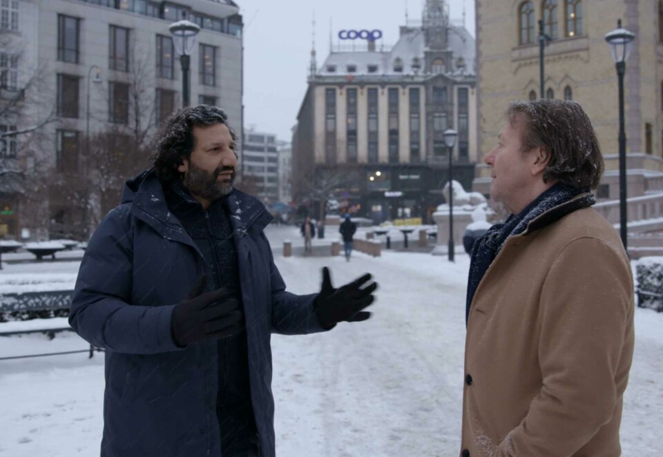 Går hardt ut: Kadafi Zaman intervjuer Svein Østvik om livet etter at han deltok på en demonstrasjon mot myndighetenes koronatiltak for tre år siden. Resultatet får slakt av Aftenposten-kommentator. Foto: TV 2