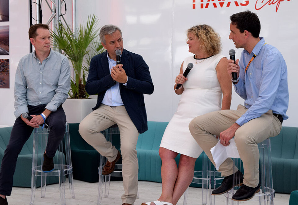 Falske nyheter i Cannes: Jim Egan fra BBC World News, moderator Dominique Delport fra Havas Group, Eleanor Mills fra The Sunday Times og David Bond fra Financial Times.