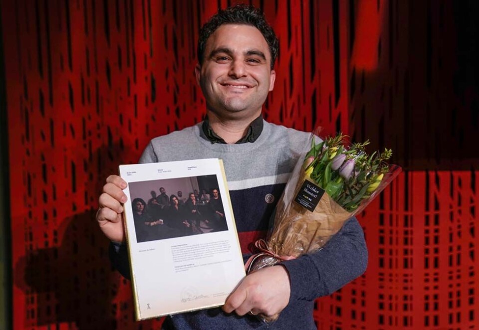 Premiert pressefotograf: En glad Javad Parsa etter å ha mottat prisen for Årets bilde på Litteraturhuset i Oslo. Foto: Stian Lysberg Solum / NTB.