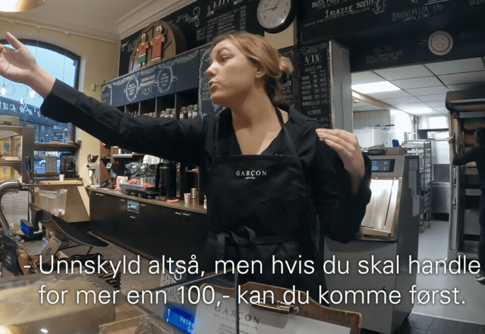 Lurer folk: Skuespiller Marlene Stavrum lurer folk for Unicef i ny kampanje som retter fokus mot den urettferdige covid 19-vaksinekøen i verden. Foto: Skjermbilde