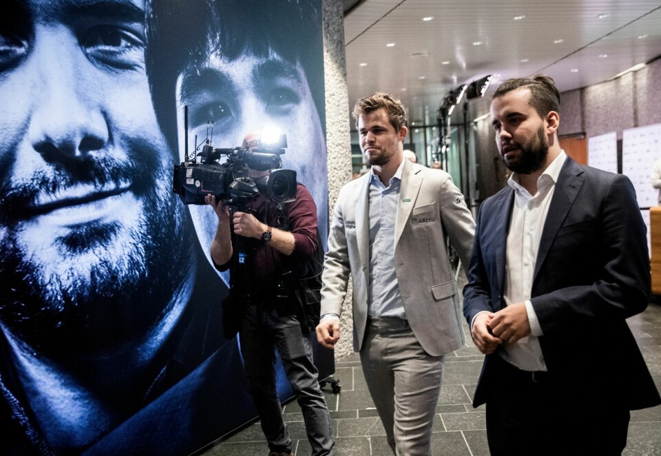 Delte gullet: Magnus Carlsen (f.v.) og Jan Nepomniachtchi, sa seg fornøyd etter tre remis i omspillet under lynsjakkfinalen i New York på nyttårsaften. Her fra en tidligere anledning under Fischersjakk på Henie Onstad Kunstsenter. Foto: Berit Roald/NTB
