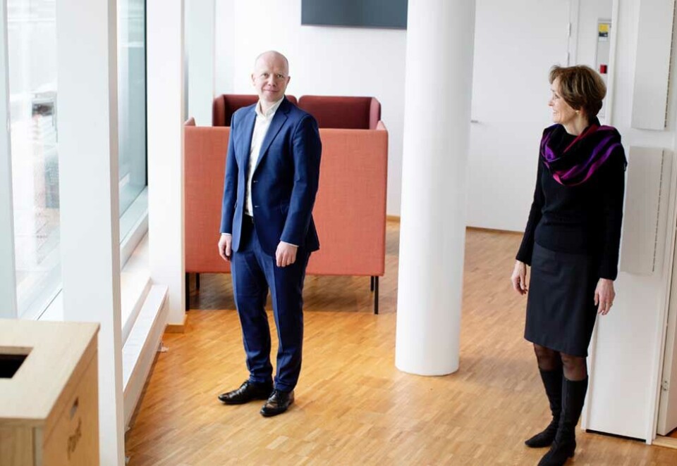 Første jobbuka: Etter ti kvartaler med fall i annonseinntektene kan den nye NHST-sjefen Trond Sundnes etter bare en drøy uke i jobben glede seg over annonsevekst i mediedivisjonen og den åttende SKUP-prisen i beltet til Dagens Næringsliv. Her Sundnes sammen med styreleder Anette S.Olsen.