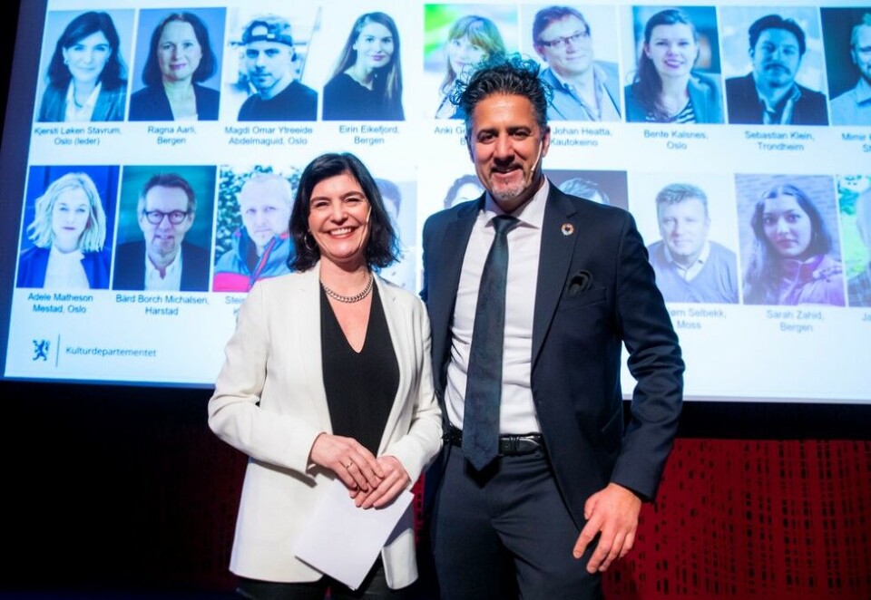 Ytringsfrihetskommisjonens leder med kulturministeren: Kjersti Løken Stavrum med kultur- og likestillingsminister Abid Q. Raj under presentasjonen av den nye ytringsfrihetskommisjonen på Litteraturhuset i Oslo fredag. Foto: Håkon Mosvold Larsen/NTB Scanpix