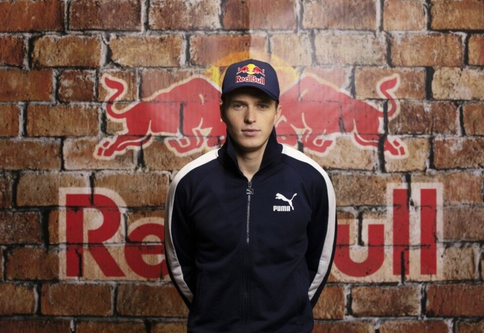 Nytt samarbeid: Karsten Warholm har skrevet under en samarbeidsavtale med Red Bull. - Han er en nasjonalhelt som vi gleder oss til å gi vinger på karriereveien mot nye store idrettsøyeblikk, sier kommunikasjonssjef i Red Bull Thea Moen. Foto: Red Bull