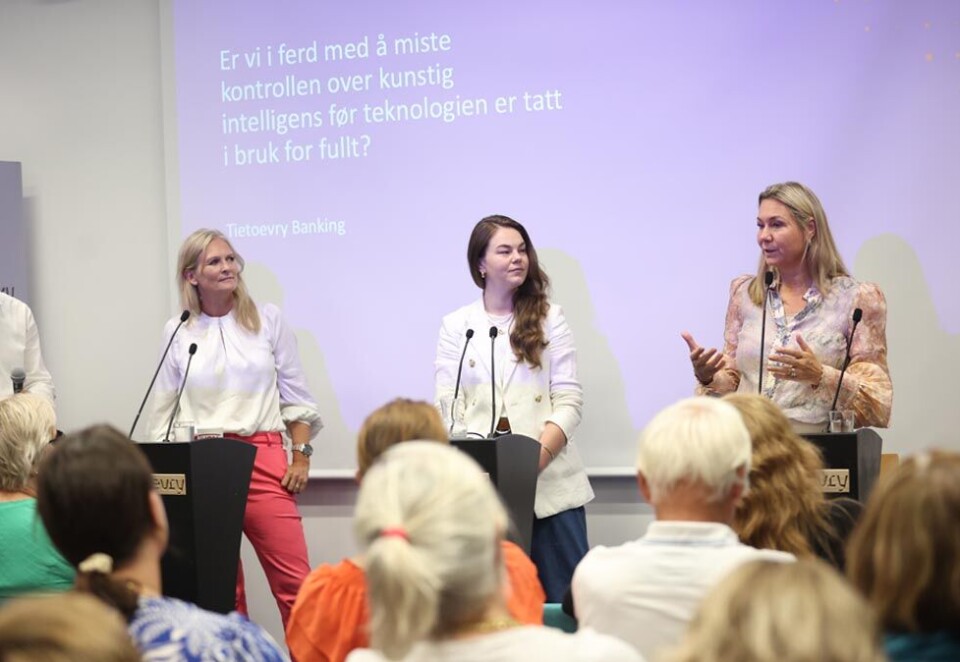 Mye på scenen: Google-sjefen i Norge, Tine Austvoll Jensen, deltok i flere debatter om kunstig intelligens. Her på et arrangement i regi av TietoEvery. Foto: Eivor Eriksen.
