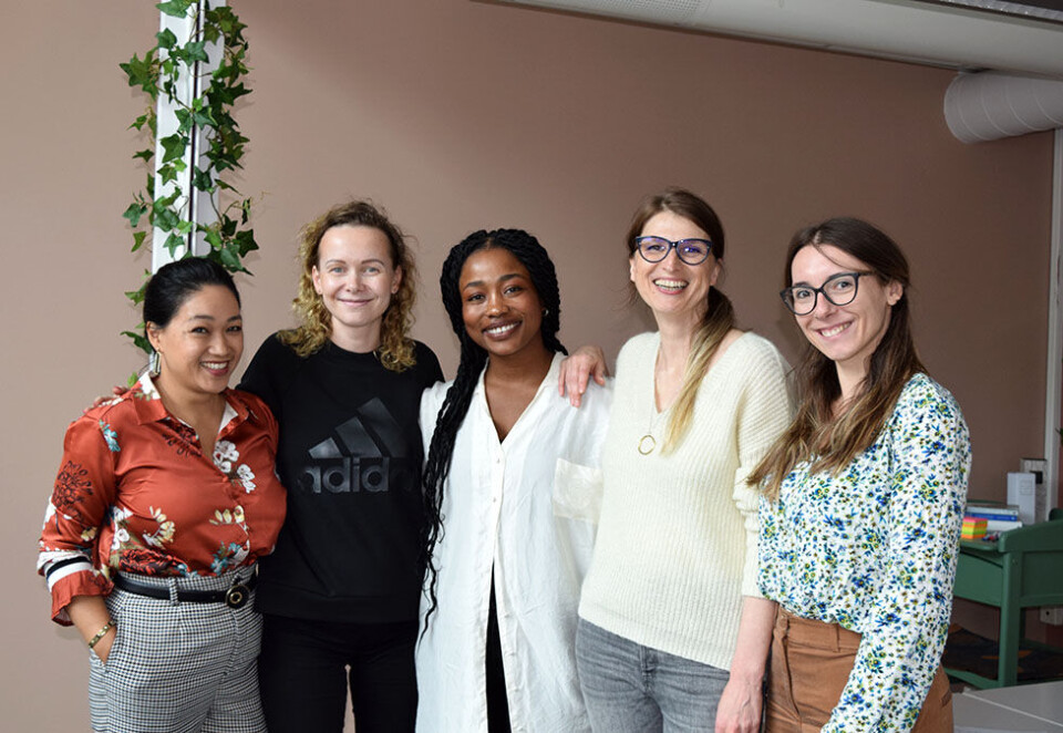 Starter kvinne-felleskap med fokus på mangfold: HerSpace-lokalene åpner lørdag i Strandgata 19 i Oslo. Initiativet er startet av non-profit-organisasjonen Diversify, som drives av Chisom Udeze (i midten). Til venstre: Ampy Basa (community manager) og Jenny Berstad (head of partnership). Til høyre: Iva Ogrizovic (program director) og Jelena Boljevic (director of minispace). Foto: Ragnhild Aarø Njie