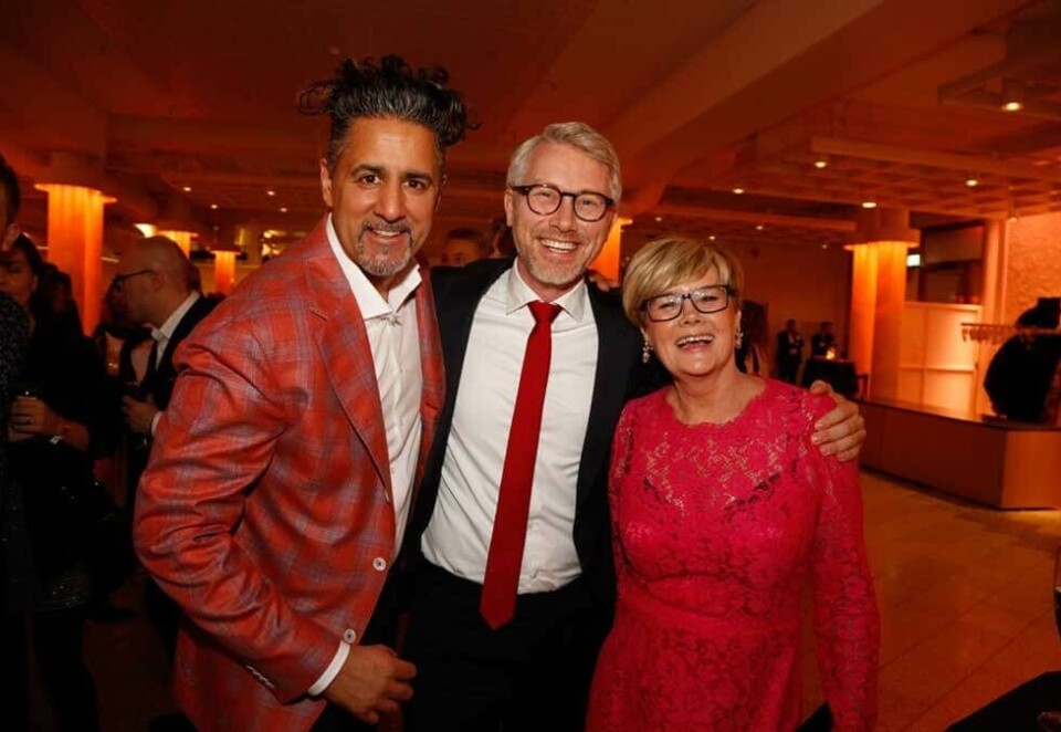 Ny partyminister: Som kulturminister er en del av jobben også å være litt partyminister.. I kveld var Abid Raja invitert til Gullfisken av TV 2-sjef Olav Sandnes for å dele ut pris og ta en liten fest. Til stede var også lederen av kulturkomiteen, Kristin Ørmen Johnsen. Foto: Eivor Eriksen.