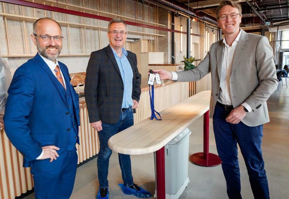 Overtar pressehuset: Mads Yngve Storvik, sjefredaktør i NTB (t.v), Per Brikt Olsen, adm. direktør i Fagpressen og Kenneth Harstad, prosjektsjef i Aspelin Ramm under overtakelse av Pressens Hus fredag. Foto: Gorm Kallestad / NTB