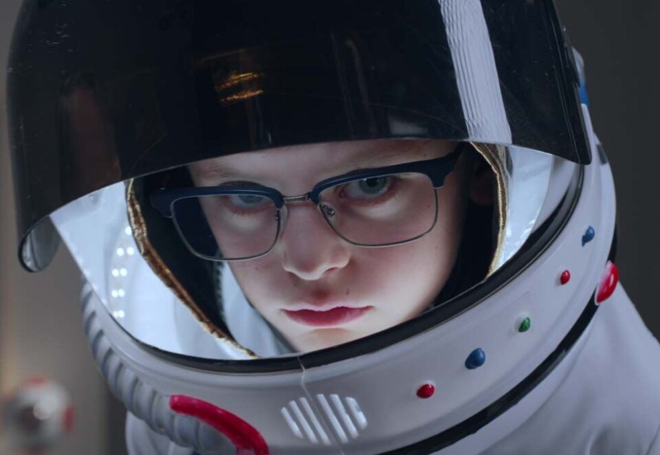 Henger opp barna: I reklamefilmen fra Interoptik «henger optikeren opp» sin sønn for å sjekke om de har tørre øyne.