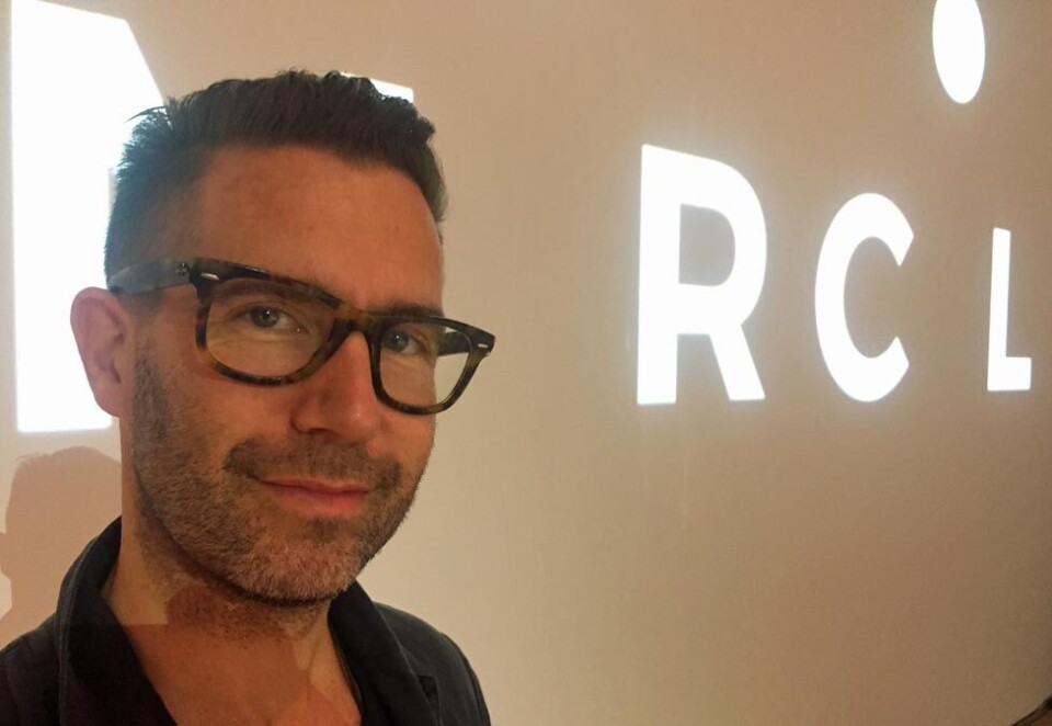 Laget logoen: Pelle Sjoenell er svensk, men jobber for BBH i Los Angeles. Det siste året har han vært med å utforme logoen til Marcel. – Vi tok ut en av bokstavene i navnet for å synliggjøre at dette er et produkt og ikke navnet på gründeren av Publicis. Øynene representerer sammenkobling Marcel står for. Foto: Knut Kristian Hauger.