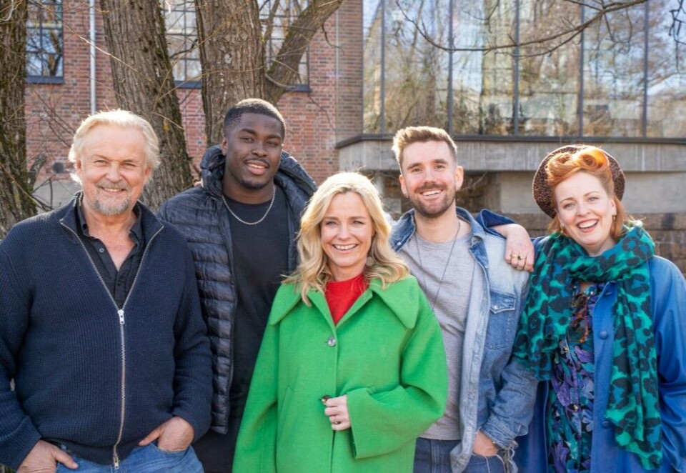 Dommere: Dommerpanelet består av Dennis Storhøi (fra høyre), Hkeem, Stian Blipp og Silya Nymoen. Solveig Kloppen (i midten) er programleder. Foto: Ulrik Kramer