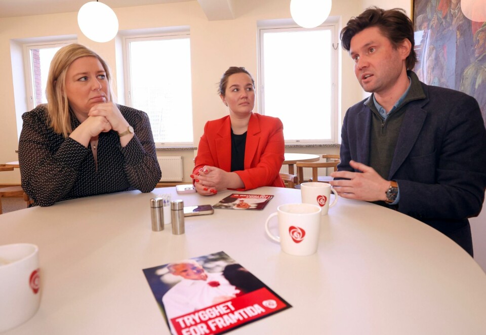 Ser fremover: Arbeiderpartiets valgkamp-trio ser frem til landsmøte og kjenner på en trygghet i slagordet «Trygghet for framtida». Fra venstre: Mari Aaby West (valgkampleder), Emma Svarva Giskås (kommunikasjonssjef) og Øyvind Wennesland (nestkommanderende valgkampleder). Foto: Eivor Eriksen