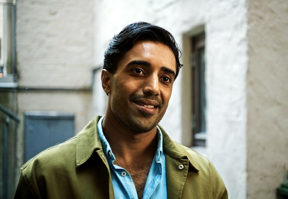 Sett av nesten en halv million: Skuespiller Ravdeep Singh Bajwa spiller Amrit, en av de tre hovedkarakterene i Norsk-ish. NRKs dramasjef Ivar Køhm mener de gode anmeldelsene serien har fått, gjør at seertallene bare vil fortsette å øke i ukene som kommer: Foto: NRK