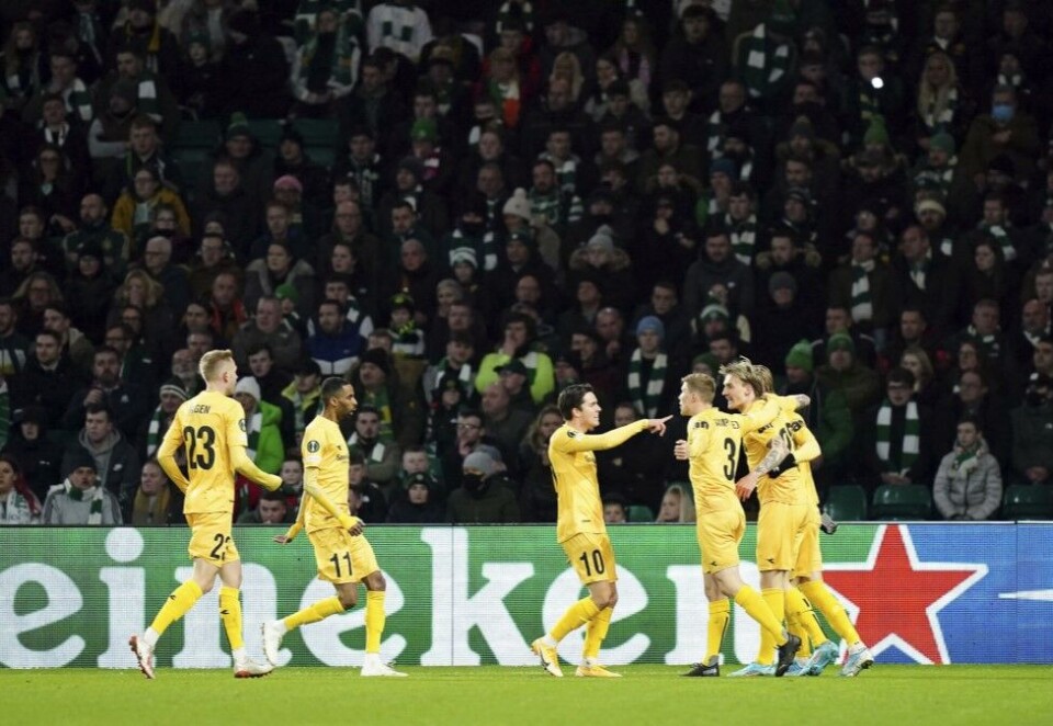 Scoring: Bodø/Glimt feirer etter å ha scoret 1-0 på Celtic Park mot Celtic i Glasgow. Runar Espejord scoret i det som var hans første kamp for klubben. Foto: Jane Barlow/PA via AP.
