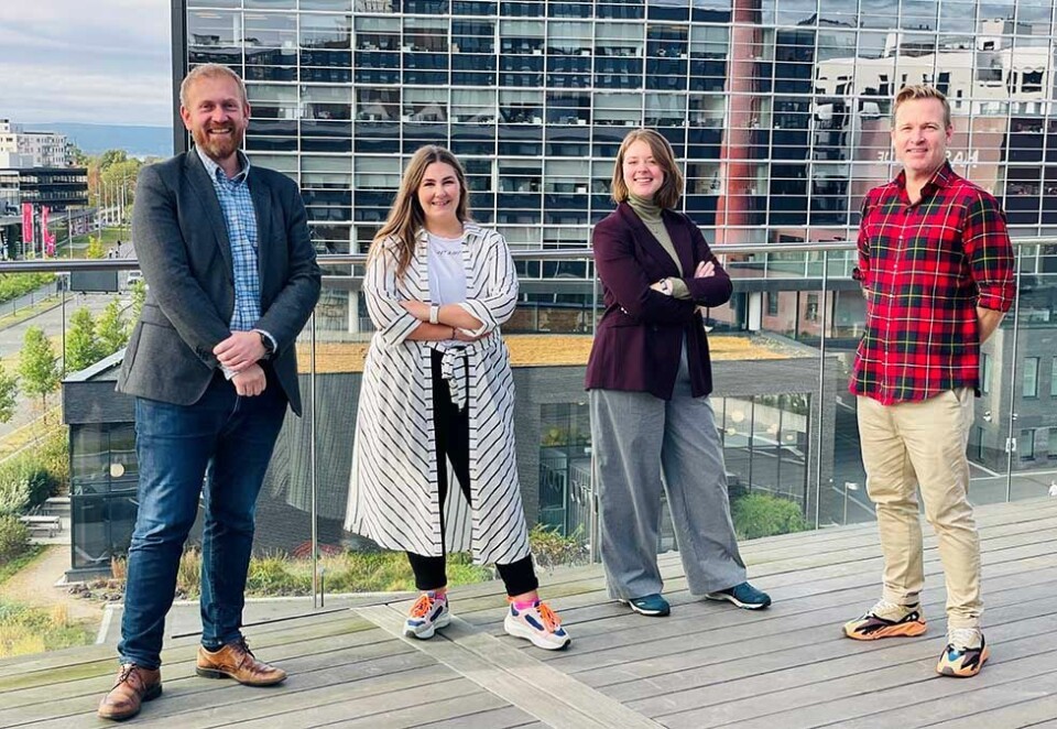 Tre nye hoder: Nova Vista-sjef Espen Hermansen (til venstre) med Silje Bekkelund, Helena Bosdal og Chris Welsh.